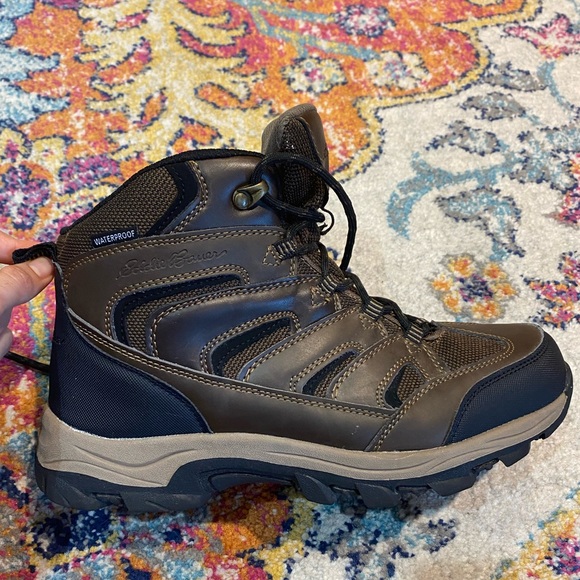 Like new Eddie Bauer mens hiking boots - Picture 5 of 7